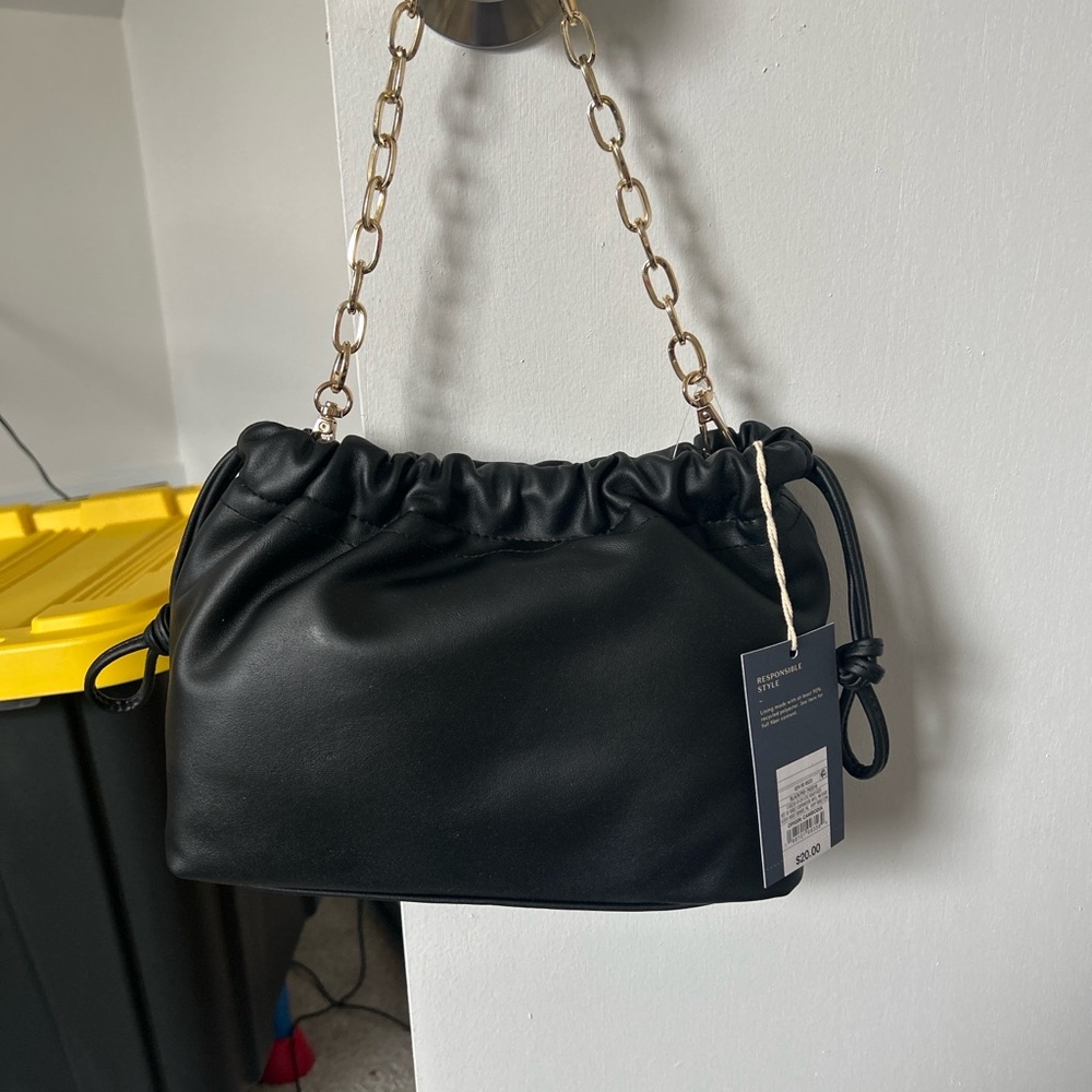 🖤✨ BLACK CHAIN STRAP SHOULDER BAG ✨🖤
Trendy • Chic • Night-Out Ready 💃🏽